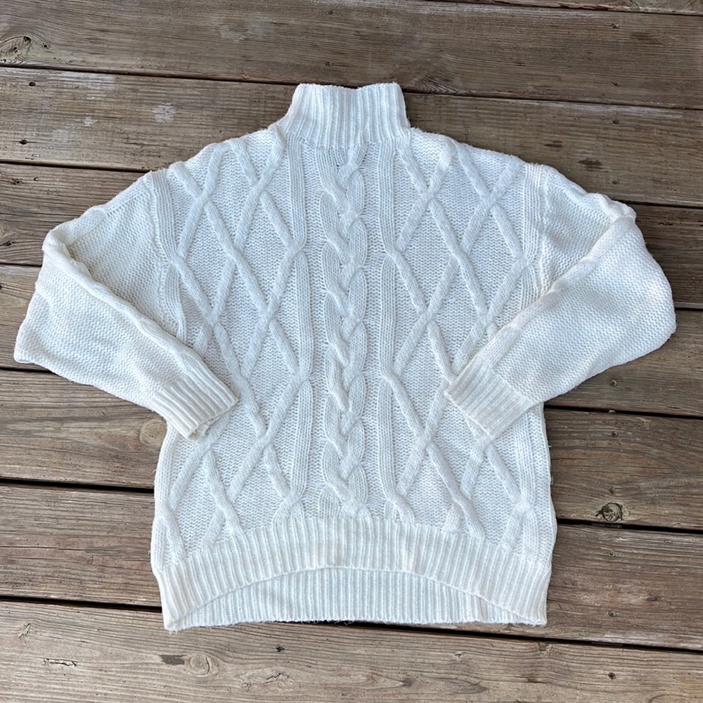 ❌SOLD❌Cableknit, oversized sweater by Express, size XS